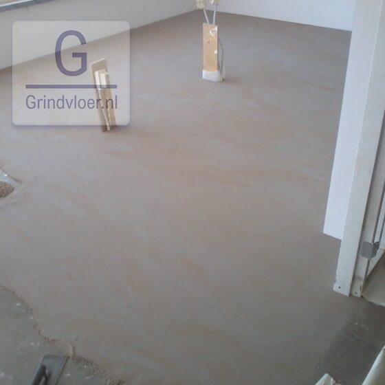 betonlook troffelvloer grijsoranje